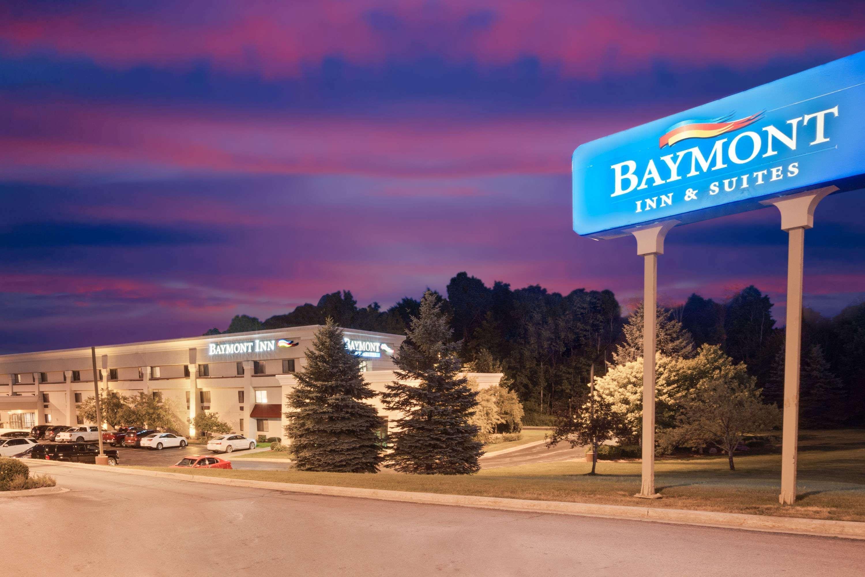 Baymont By Wyndham Traverse Stadt Exterior foto